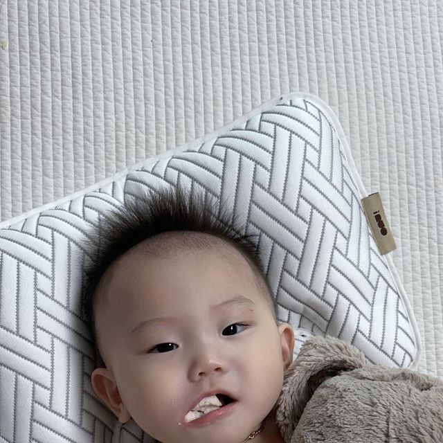 @eonyu7346 on Instagram: "#광고
⠀
✿싱생아부터 두상이 이쁘지 않았던 민주니,😭😭
뒷통수가 납작한 단두증 두상이였어요!
50일 이후부터 엎드려 재우거니,옆잠베개를 사용했어도 두상이 이쁘지는 않았어요
이번에 아이누오 쿨쿨베개 사용하게 되면서 두상이 너무 전,후 비교가 보였어요!🥹
특히 아이누오 쿨쿨 베개는 짱구두상도 만들수 있지만 지금처럼 더운 여름에 사용하기 너무 적합한 베개에요!
더워서 자꾸 깨는 아이였는데 듀라론원단인 베개를 사용후에 잠에서 깨지 않고 아침까지 푹 자고 일어나고 있어요~

⠀
⠀
⠀
⠀
ㅡ❥아이누오 베개는 아이들의 두상을 올바르게 잡아주고, 성장 발달에 가장 중요한 경추를 잘 지지해줍니다.
듀라론 냉감사 100% 사용하여 땀과 열이 많은 아이에게 쾌적한 수면 화견을 제공합니다.

ㅡ❥ 성장 발달에 중요한 3단계 높이 조절 경추 베개 
✔ 1단계 3~6개월
✔ 2단계 6~12개월
✔ 3단계 12~24개월
⠀
⠀
🎁Thank you @inuo_inuo 
⠀
#아이누오#아기베개#아이베개#유아베개#두상베개#아이두상베개#아기두상베개#아기베개추천#아이베개추천#아이경추베개#아기경추베개#출산선물#육아선물#육아템#육아추천템#육아템추천#신생아베개#신생아베개추천#임신선물#임신축하선물#아이누오아기베개#짱구베개#통잠베개#inuo#태열베개#아기여름베개#신생아여름베개#신생아태열베개"