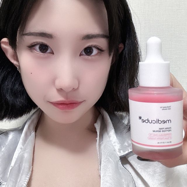 윤정 | hush on Instagram: "#광고 @medicube_korea 

🩷PDRN 핑크 펩타이드 앰플

 🎀성분맛집 메디큐브 PDRN 핑크흔적 앰플 출시
 🎀 에스테틱 성분 ‘연어 PDRN 1%’를 핑크앰플 한 병에 담아 강력한 핑크토닝 효과! 
 🎀같은 자리에 반복되는 잡티&흔적은 피부의 장벽 케어 
 🎀 고농축 수분감&끈적임 없는 빠른 흡수력 
 🎀피부 속부터 건강하게 차오르는 핑크속광"