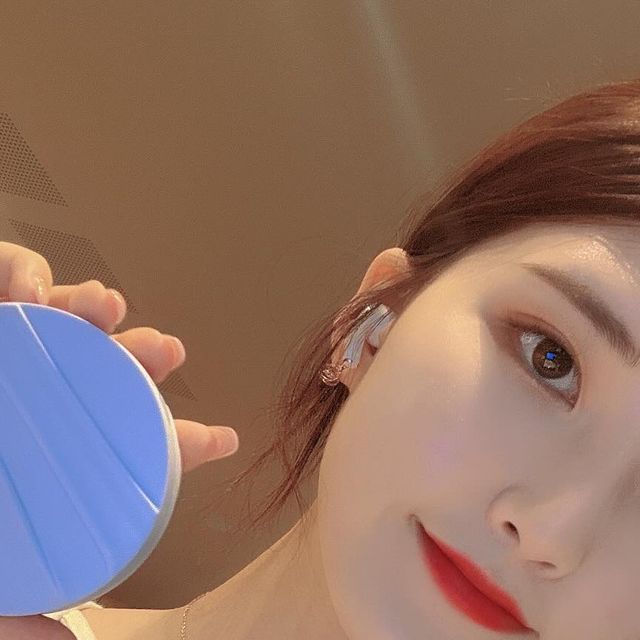 @yun_eevee on Instagram: "#협찬 
[에이프릴스킨으로부터 제품제공을 받아 작성한 솔직한 후기입니다]
제품명: 에이프릴스킨 글로잉매트쿠션

글로우의 촉촉한 발림성과 매트의 우수한 커버력이 합쳐진 글로잉매트쿠션으로 명품 베이스 에이프릴스킨 최초 제작, 신개념 텍스처 “이너 글로우 매커니즘” 에이프릴스킨 최초 이너 글로우 매커니즘 쿠션입니다. 전에 없던 신개념 글로잉 매트와 최적의 궁합, 에어홀 ZONE + 플랫 ZONE 이 합쳐진 하프퍼프로 커버와 이슬광을 동시에 표현 가능했습니다.

얇게 밀착되는 제형, 글로잉한 피부표현과 매트의 픽싱력이 돋보이는 쿠션으로 첫 터치 그대로 하루종일 예쁜 24시간 밀착 쿠션으로 사용하기 좋았습니다. 건성부터 지성까지 모든 피부를 어우르는 스킨케어 성분 54% 함유 화잘먹 카밍 쿠션으로 피부 표현이 잘 됐습니다. 넓은 컬러 차트로 내 피부에 딱 맞는 컬러감 PICK! 본인 피부 고민(홍조, 모공, 잡티, 요철 등)커버가 잘 되어서 컨실러 없이 자연스럽고 편하게 메이크업이 잘 됐습니다.

키링고리가 있어 요즘 핫한 쿠꾸(쿠션꾸미기)가 가능했는데 저도 해보고 싶었지만 이런거랑은 거리가 멀어서 그냥 쏘옥 가방에 넣고 다녔답니다 ㅎㅎㅎ (사실 현관문 터치키 달고 다니는 중 ㅎㅎ)

에이프릴스킨 온라인자사몰
-> https://aprilskin.com/
•
•
•
#에이프릴스킨 #글로잉매트쿠션 #글로잉매트 #한겹쿠션 #에이프릴스킨 #매트쿠션 #쿠션팩트 #쿠션팩트추천 #모공커버쿠션 #커버력좋은쿠션 #쿠션파데추천 #커버쿠션 #파운데이션추천 #19호쿠션 #17호쿠션 #21호쿠션 #쿠션추천"