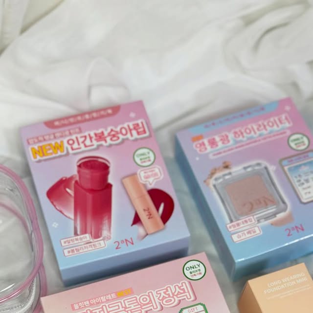 @x_xseo on Instagram: "#광고 

올영픽 추천템은 바로 ! #투에이엔 🎀
뽀용하고 예쁜 핑크빛 감성인 투에이엔 제품들로 
더 예뻐지세요 🤍💗🤍💗🤍
(파우치까지 너무 귀여워 ….)

지금 바로 올리브영에서 만나요 💗 ˖࣪｡･:*:･ﾟ★,｡･:*:･ﾟ☆ 
.
.
#광고#올영픽#올리브영추천템#올영필수템#러브버블컬렉션#롱웨어링파운데이션미니#컬러플레이듀얼라이너"