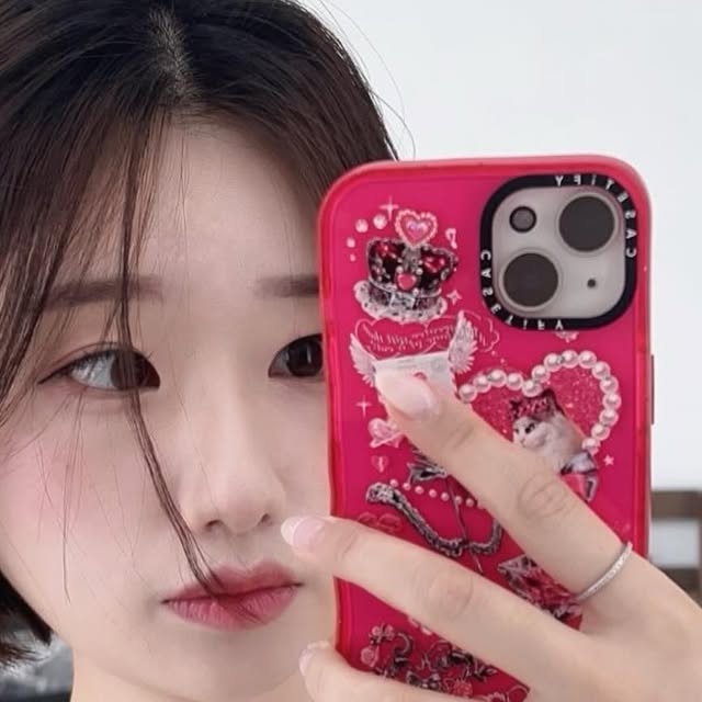 서연 on Instagram: "무표정이 나은듯 😕🤍"