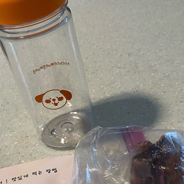 오프리 on Instagram: "입맛이 까다로운 애기라 수제로 직접 만들어주는 닭가슴살 건조된 간식만 먹는 애기인데 좋은 기회가 생겨서 먹여봤어요🤭 국내산 오리목뼈를 사용하고 꼼꼼하