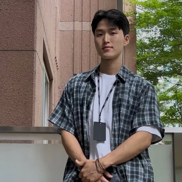 안재환 on Instagram: "#광고
편하게 그냥 입고나가기 편하고 디자인이 깔끔해서 자주입는중.

#스탠다드에러  #STANDARDERROR #남여공용셔츠 #셔츠 #셔츠추천 #반팔셔츠 #오버핏 #체크셔츠 #여름셔츠 #Shirt  #CheckShirt  #shortshortsSleevedCheckShirt#패키지 #반팔셔츠패키지 #셔츠패키지"