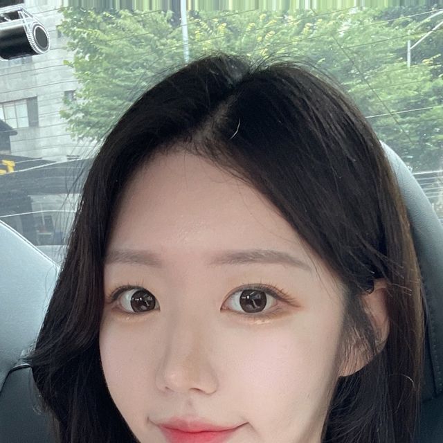 블랑소타🕊️ on Instagram: "🌿🌿
모공, 여드름 라인부터 즐겨쓰던  메디큐브에서 PDRN 핑크흔적 앰플 출시했는데 맘에 들어용✨연어 PDRN를 핑크앰플 한 병에 담아 야외활동으로 인한 자외선에 노출에도 잡티도 옅어지는 효과를 느꼈어요!
요 핑꾸핑꾸한 앰플은 제형 자체도 끈적임 없는 농축 수분감과 빠른 흡수력이 좋았습니다! 피부흔적 빨리 더 없어져 줘....😄

#광고#메디큐브PDRN#메디큐브PDRN핑크흔적앰플#핑크흔
적앰플#PDRN#잡티세럼#잡티앰플#흔적앰플"