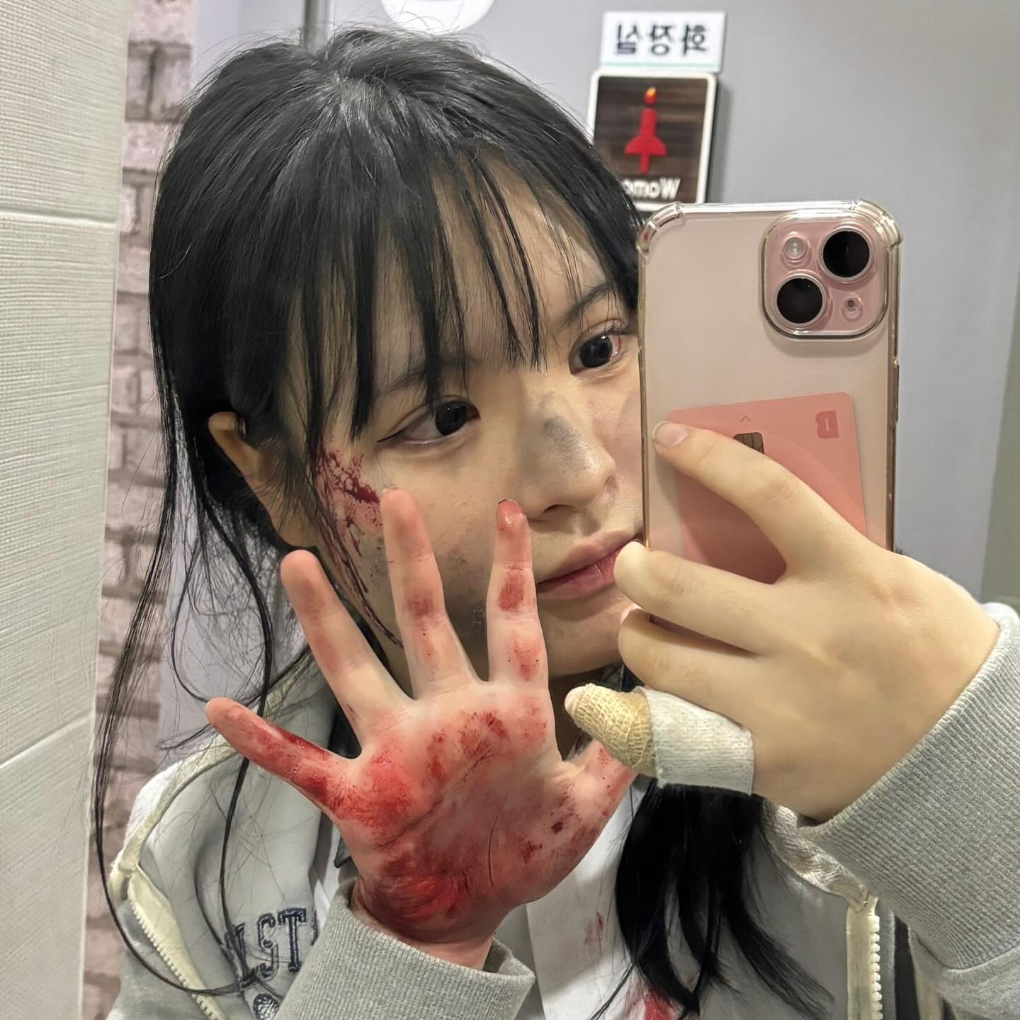 트리거 🎥 

3일동안 했던 트리거 촬영!현장에서 원래 없던 눈물연기 씬도 받고 감독님께 잘한다고 칭찬도 받고 김혜수 배우님이 귀엽다고 칭찬해주시고 이사님께도 칭찬 짱많이 받았던 촬영..❤️❤️좋은 기회 주신 회사 캐디님 이사님 감사합니다!!
#트리거 #디즈니플러스