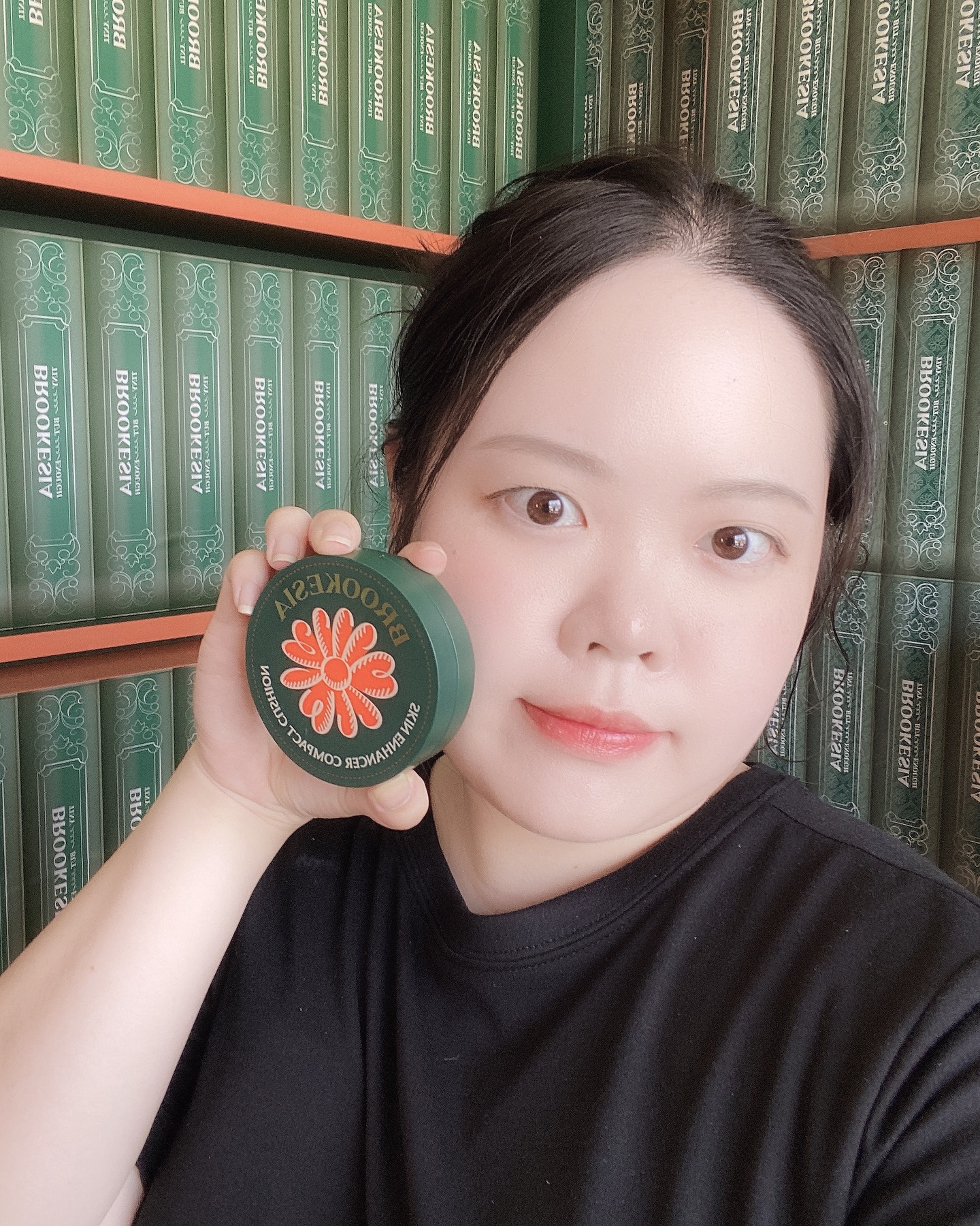 #광고 @brookesia_official 간만에 연희동으로 팝업스토어 다녀왔어요! 세상에서 가장 작은 카멜레온을 뜻하는 #브루케시아에서 첫번째 🏡 팝업스토어를 열었습니다 이제 여름이 다가오는데 알록달록 주황 컬러가 예쁘더라구요 곳곳에 있는… | Instagram