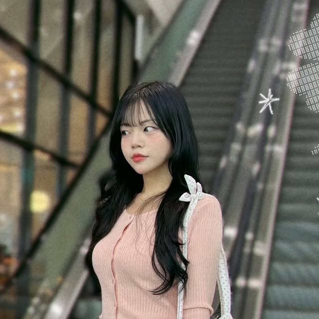 ˚⋆ ̥✩ ⋆⁺₊⋆ᙏ̤̫ 허진희˚⋆ ̥✩ ⋆⁺₊⋆ on Instagram: "#제품제공 
🎀85-VIVA141 슬림 케이블 크롭 니트 가디건 6color🎀

베이직한 케이블 디자인의 니트가디건
가볍고 유연한 원단으로 편안한 착용감을 가지고있어요 :)
소매부분 디테일이 너무나 사랑스러운 가디건,,,><
에어컨 빵빵한 곳에서 툭 입어주고 있어요💗
.
.
.
.
#비바브라운 #여자가디건 #크롭가디건 #니트가디건 #상의 #탑 #Bolero #top #knitwear #vivabrown #ビバブラウン #上衣 #カーディガン"