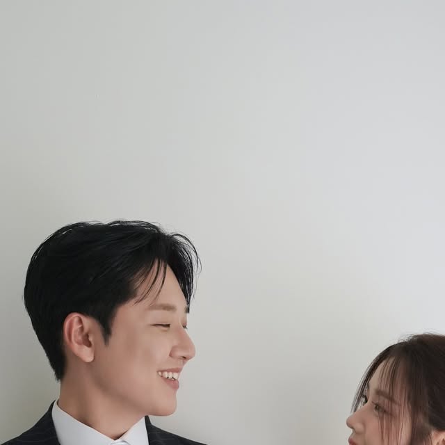 소영 on Instagram: "📷소중한 순간을 더욱 특별하게 하는 방법...♡ (마지막장 할인쿠폰 받아가세여!!)
@blooming_day_s2

웨딩보정 전문 스튜디오 #블루밍데이 
원하는 요청사항 하나하나 섬세하고 자연스럽게!
심지어 색감마저 컨트롤 해주시는 스튜디오에요🤭

이번에 웨딩을 준비하며 알게된 사진... 
정말 추가금 파티😭... 무한대기...😱

이런 고민을 해결해줄 합리적인 웨딩보정 전문 스튜디오 블루밍데이 어떠세용?💯

마지막장 #할인쿠폰 도 잊지말고 챙겨가세요💌

-
#광고 #웨딩보정 #웨딩보정업체 #긴급보정업체 #사설보정업체 #야외촬영보정 #웨딩사진보정 #본식사진보정 #웨딩보정후기"