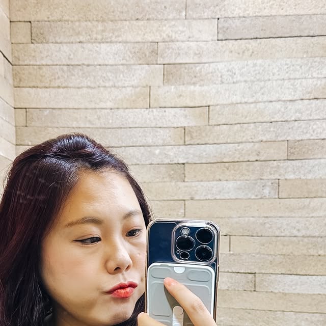 콩콩이네 앨리스 on Instagram: "#광고
지금 올영세일이 메가급인거 아시죠?
그래서 올영 방문해서 <투에이엔> 시리즈를 구매해보았어요.

투에이엔은 컬러를 진짜 잘 뽑아서 화장 잘 못 하는 저도 쓱쓱- 할 수 있어서, 화장하는 재미가 있어요 🤩

지금 올리브영에서 메가 세일 중으로,
치크와 블러링 스틱은 기획세트가 있어서 브러시와 퍼프도 받을 수 있어서 대박적!
펄이 고와서 너무 튀지 않고, 개인적으로 하이라이트의 라임밤이 젤 독특하고 매력적이예요 💛

#투에이엔 #블루밍가든 #올영추천 #봄웜 #봄웜라 #듀얼치크 #하이라이터 #2aN #올영세일 #올영필수템 #올영추천템"