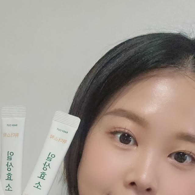 장햅삐의 관심사 on Instagram: "#광고
저는 효소를 정말 좋아해요! 다이어트에 관한 제품이라면 정말 여러가지 먹어본 사람으로써.. 음.. 효과본게 없었다는 말...;;
병원까지 가서 솔직히 처방받아서 먹었는데 돈만 날리고왔단이야기...하.. 내성이 생긴기분도 들고 해서 아 이제는 다이어트제품에 혹하지말고 의지하지도 말고 도움만 살짝 받을 정도로만 1~2가지 먹자 해서 먹는게 지금 3가지 있는데ㅋㅋ 그중 절대적으로 안빼고 사먹는 제품이 있어요! 그건 바로 효소.!!!!!

30대 되자마자 효소를 먹기 시작했는데 제가 소화기능이 좀 딸려요 ;;기초대사량도 엄청 낮은 몸뚱아리라서.. 다른사람들보다 덜먹어도 배는 빨리 부르고 소화는 안돼요,.살은 잘쪄요..악순환의 반복...근데 제가 효소를 먹고나서 소화가 정말 잘된다고 느낀 적이 있어서 그때부터 꼭꼭 챙겨먹게 된거거든요?? 트름을 이렇게 빨리 한다고?ㅋㅋ분해가 된거구나를 느꼈어요 ㅎㅎ
또 이야기가 길어졌네요..;;
제가 이번에 소개시켜드릴 제품은 위더스락의 일상효소 입니다!
자연발효 효소와 콤부효소로 꽉 채운 제품인데 이 안에 19종 혼합유산균과 사과초모식초까지!! 식이섬유는 25%로 너무 풍부하게 들어있어요 ㅎㅎ 
저처럼 탄수화물을 많이 드시는분 
소화가 잘 안되어 자주 더부룩하신분
불규칙한 식습관과 식후 잘 졸린분

효소를 먹을 떄 입니다!! 진짜 저 믿고 효소 챙겨드세요!!
이건 필수제품인것같단 생각이 들었어요 ㅎㅎ
다이어트보조제도 아니고 효소는 몸에 좋은 유익균을 채워줄수있고 몸도 좀 가볍게 해주기에 전 왕추천드려요! 
효소들도 종류가 많은데 점점 더 좋게 발전이 되어가고있거든요?? 다들 성분보고 사는걸 더 추천드리지만 난 잘 모르겠는데 추천해 주세요 하면 일상효소 추천드려봅니다!! 왜냐구요?탄수화물 집중분해할 수 있는 역가수치인 아밀라아제가 들어있답니다 ㅎㅎ

@withuslac_official
https://withuslac.com/product/%EC%9C%84%EB%8D%94%EC%8A%A4%EB%9D%BD-%EC%9D%BC%EC%83%81%ED%9A%A8%EC%86%8C-3g-x-30%ED%8F%AC/23/category/1/display/3/

#일상효소 #효소 #곡물효소 #임산부효소 #발효효소 #위더스락 #일상템 #효소효과 #소화기능개선 #삶의질향상 #삶의질상승템 #매일먹는것 #건강 #건강관리 #건조한피부 #건강한다이어트 #건강한돼지 하기ㅋㅋ"
