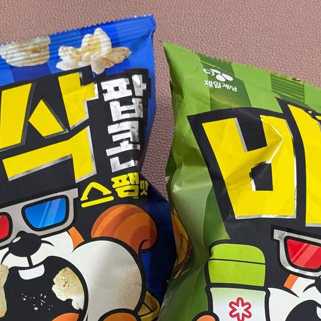 천유지 on Instagram: "#협찬 
바삭팝콘 스팸맛,솔트맛

제가 이것저것 둘러보다가 신기한게 있더라고요
바로 이 팝콘인데요
스팸맛과 솔트맛으로 나온 파콘이더라고요
무슨맛인지 궁금하기도 해서 구매했어요
스팸맛 팝콘은 따끈한 밥에 스팸 한조각으로 처음 느꼈던 스팸의 감동을 간편하게 고소한 팝콘으로 느낄 수 있더라고요
천재 다람쥐 바삭찌는 바삭한 식감에 진심이라고해요
마지막 한입까지 바삭함을 만들어내는 특별한 기술을 개발했다고해요
그게 바로 식이섬유 함유로 부담없이 든든하게 먹을 수 있는 팝콘이에요
간식으로 즐기기 좋고 술 안주로도 잘 어울려요
솔트맛 팝콘은 허브솔트 1등 CJ제일당이 오레가노&타임의 마일드한 허브향을 팝콘에 구현했더라고요
처음에 이 제품을 구매하고 어떤 맛이 날까 했는데 먹어보고 나서 정말 놀랐어요
가족들도 넘 맛있다고 잘 먹더라고요
저는 개인적으로 스팸맛이 제일 맛있었어요
너무 추천드리는 스팸맛,솔트맛이에요
다양한 맛들도 있어서 한번 먹어보시는걸 추천드려요

#스낵"