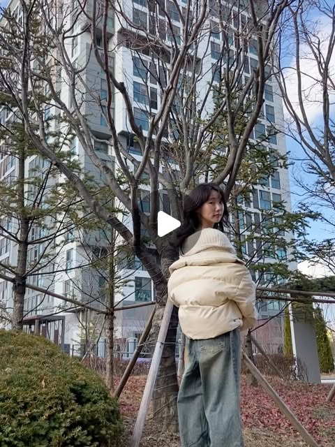 정영은 on Instagram: "#광고 #무신사 #남녀공용팬츠 #스탠다드에러 
허리부터 밑단까지
자연스럽게 떨어지는 와이드한 핏이라
다리도 길어보이고 
오래 입어도 편안한 데님이에요.

터치감이 부드럽지만 원단은 탄탄해서
데일리로 입기 좋고,
매트한 니켈 무광 리벳이
전체 무드를 빈티지하게 잡아줘요.

색감이 너무 예뻐서 입는 내내
예뻐서 감탄🤍

YKK 지퍼라 여닫을 때도 부드럽고,
빈티지한 컬러감에 캣워싱이 더해져
상의에 따라 분위기를 바꾸기 쉬운 팬츠 추천합니다🤍🤍"