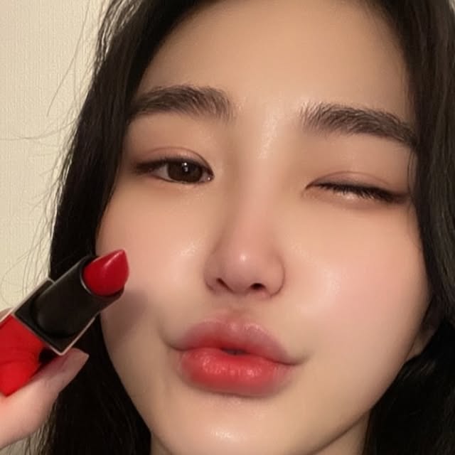히 on Instagram: "#광고 나틴다 레인보우립스틱 #05터치하트 제가 매트립 진짜 좋아하눈데 요새 입술이 넘 건조해서 각질이 엄청 생기더라구요ㅠㅠ 그래서 건조함 걱정없는 촉촉한 립스틱으로