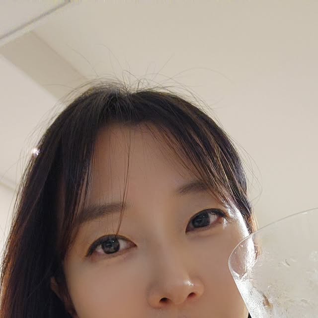 규리플 on Instagram: "#광고 어린이집에서 일하다 보면 
화장실 갈 타이밍 놓치기 일쑤💦
아이들 챙기다 보면 내 몸 신호는 늘 뒷전이죠.
그렇다 보니 슬슬 변비에, 똥배에, 속은 답답하고 묵직😮‍💨
그래서 선택한 푸푸잘싸! 이름부터 자신감 넘치지 않나요?😆

🍏 달달한 사과맛이라 거부감 없이 꿀꺽~
먹고 나서 얼마 안 돼서 배가 슬슬 ‘꾸르륵~’ 하더니
오랜만에 속이 시원하게 뻥! 💣변기 폭파각!

가르시니아가 들어 있어 체지방 관리에도 
도움을 준다고 하고,
난소화성말토덱스트린으로 배변 활동도 촉진!
한 마디로 쾌변과 다이어트 두 마리 토끼를 한 번에🐰🐰

건강기능식품이라 믿고 먹을 수 있고,
작은 팩 타입이라 가방에 쏙 넣고 다니기에도 굿굿👌

“어머, 너 피부 좋아졌네?”
“비결이 뭐야?”
“푸푸 잘싸~😉”

유아 빼고는 누구나 맛있고 간편하게 챙겨 먹을 수 있는
이 사과주스 같은 다이어트 쾌변템! 진심 추천합니다🙏

#가르시니안 #탄수화물컷팅 #쾌변템 #사과주스 #변비직빵 #식이섬유 #사과다이어트 #난소화성말토덱스트린 #변기폭파 #바스칸바이오제약 #다이어트"