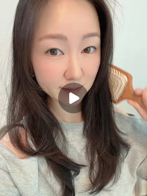 케이크 스페이스 on Instagram: "#광고 빗질 하나로, 머릿결 분위기까지 바뀌는 느낌✨ 괜히 프로들이 쓰는 게 아니더라구요 150년 전통의 독일 브러쉬 Keller Bürsten 그 감도를 그대로 담은 비치우