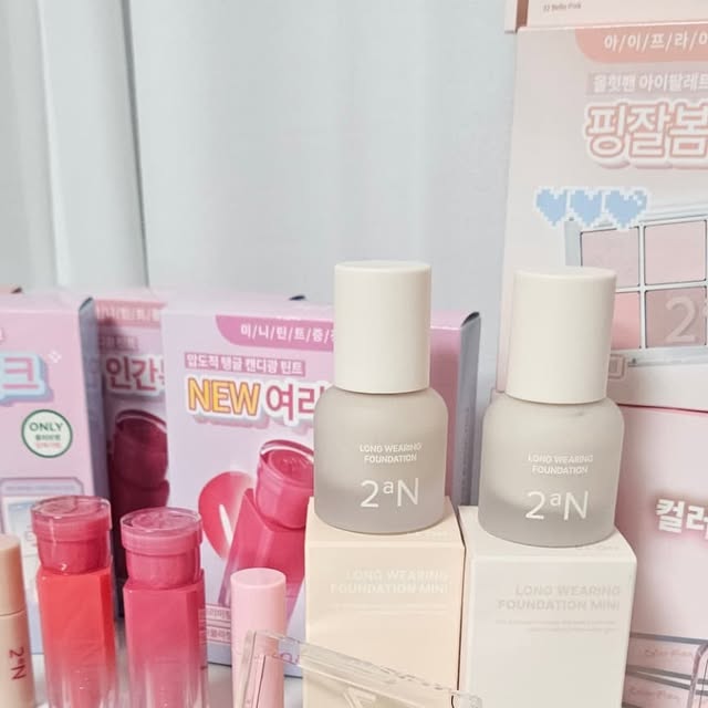 @ing.ing90 on Instagram: "#광고

화장품 문외한인 제가 고른 투에이엔 제품들
올리브영에 이번에 새로 입점했는데 

✔️ #롱웨어링파운데이션 미니는 손안에 쏙 들어오는 사이즈로
여행 갈 때 가지고 가기에도 좋은데
개인 피부톤에 맞춰서 골라서 사용 할 수 있음은 물론이고
피부 커버력까지 얇게 발림성이 좋아서 요즘 제 원픽 파운데이션으로 자리 잡았어요!

✔️얼굴에 생기가 있어야 활기차 보이는게 좋아서
같이 나온 #듀얼치크도 구매해봤는데
두가지의 색상이 같이 들어 있는데 총 17가지의 색상이 있어서
계절에 따라 어울리는 색으로 고를 수 있더라구요!

✔️오똑한 코와 눈 밑 애교살에 꼭 필요한
#퓨어글래시하이라이터 까지 발라주면 얼굴 윤곽도 살아나고
투명하게 차오르는 맑은 광으로 
매끈하게 발라지는게 요게 바로 요물이였어요! 

✔️제 원픽이였던 #아이팔레트 색상도 다양한데다 한 번에 눈 음영까지 줄 수 있어서 또렷한 눈매 만들기에 최고더라는

👍 역시 8월 추천템인 이유가 있었다
✅️ 화장품가방에 쏙 챙겨다니기 좋은 사이즈로
✅️ 피부색에 따라 컬러 조합도 여러가지!
✅️ 올리브영에서 투에이엔 제품사면 할인까지 굿굿

화장품 유목민인 저에게 이제 화장품가방은 이제
투에이엔 제품으로 가득 채웠답니다
올리브영 매장 가면 투에이엔 제품 있으니 예쁜 컬러 조합들 꼭 구경해보세요💛💛

#올영픽#올리브영추천템#올영필수템#러브버블컬렉션#롱웨어링파운데이션미니#컬러플레이듀얼라이너"
