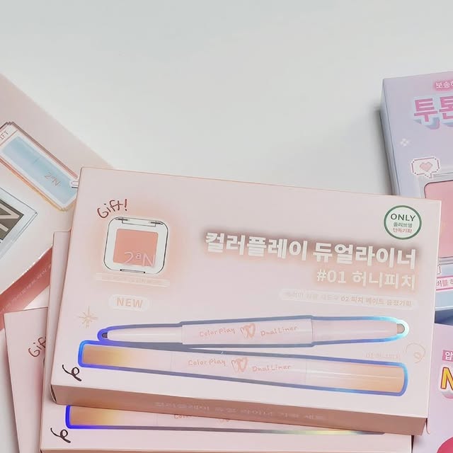 리뷰요정 드림터치🦄 on Instagram: "#광고 이지만 찐애정템 #투에이엔 제품 소개해요!

요즘 핫한 아이돌 #하츠투하츠 가 모델인데요
지금 전국 💚올리브영💚에서 만날 수 있어요

✅️ 투에이엔 #컬러플레이듀얼라이너
블링블링 애굣살과 삼각존을 하나의 라이너로 완성!
사용하기 정말 간편한데다 반짝임이 미쳤어요😍

✅️ 투에이엔 #글레이즈바운싱틴트
탱글탱글 유리알 광택감으로 사랑스러움이 장난 아니에요💞 

✅️ 투에이엔 #듀얼치크
쿨톤, 웜톤 모두 만족시키는 듀얼치크 라인업
저도 데일리로 정말 잘 쓰고 있는 #애정템 입니다💜

✅️ 투에이엔 #롱웨어링파운데이션미니
미니 사이즈라서 파우치 안에 쏙 넣어 다니기도 좋고,
위생적으로 빠르게 사용할 수 있어요🫶
커버력과 지속력은 말모

✅️ 투에이엔 #베러미아이팔레트
데일리로 쓰기 좋은 컬러만 모아놓은 #실용템 아이팔레트인데요
이 팔레타 하나면 화장 끝이에요🤭

#올영픽 #올리브영추천템 #올영필수템 #러브버블컬렉션 #롱웨어링파운데이션미니 #컬러플레이듀얼라이너"