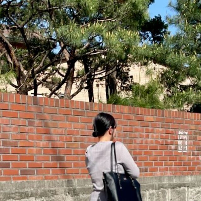 영소 on Instagram: "#광고

이름 그대로의 ‘ 발편한 쿠션 슬리퍼 ’ 🤩👍
오래 신어도 발바닥이 편안한 쿠션 슬리퍼입니다 ♡ 

#족저근막염 슬리퍼로 디자인이 독특하면서
파스텔톤 색상이라 여름에 신고 다니기 안성맞춤이에요

장기간 착용에도 발바닥이 아프지 않을까 생각했는데 발아치 교정과
쿠션이 빵빵해서 저는 5시간 정도 신고 돌아다녔는데도 괜찮았어요

발아치 모양을 잡아주는 디자인으로 족저근막염 치료/예방이 가능하고
미끄럼 방지 기능이 있어서 물에 발을 담가도 난리치지 않는 한(?) 
넘어지지 않아서 물놀이, 수영장에서 편하게 신기 좋아요 !👍

📍https://smartstore.naver.com/hhhada/products/10186460453

#족저근막염슬리퍼#평발슬리퍼#쿠션실내화#쿠션슬리퍼#족저근막염실내화#어글리슬리퍼#쿠션거실화#평발실내화#EVA슬리퍼#EVA실내화#푹신한슬리퍼#여성슬리퍼#사무실슬리퍼#여성실내화#회사실내화#회사슬리퍼"