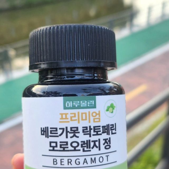 조아서 그램해 on Instagram: "#광고

#하루올린
#베르가못
#모로오렌지

가벼운 습관을 위해,,,
식전 하루 한 알 필수 템인,,,

** 하루올린 /
 베르가못 락토페린 모로오렌지 정 **은

지중해식 식단의 핵심인,,,
베르가못 9,000mg, 모로오렌지 10,800mg 함유
믿을 수 있는 원료 인증의
순도 높은 95% 락토페린을 함유하고 있어
더욱 믿음이 가는데요

거기에 핵심 부원료로
레트비트, 피쉬콜라겐, 레몬밤,
프로라스틴, 풋사과를 담아
더욱 유효함을 높였더라고요

작은 정 타입으로 목 넘김도 쉽지만,
맛도 괜찮아서,, 
전 씹어서 섭취하기도 하는데요

하루 1정으로 챙기면 되는 간편함으로
식사 전 꼭~ 챙기고 있어요

오호!! 나를 위한 가벼운 습관
꾸준하게 관리하기 좋네요^ㅂ^/

#고함량
#다이어트
#체중감량
#지중해식단
#건강관리
#베르가못추출물
#베르가못폴리페놀
#체지방관리
#체중관리"