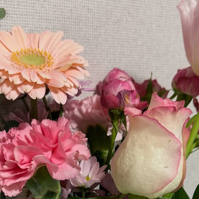 지은🌸 | 국내여행 • 핫플 • 카페 on Instagram: "#협찬

26년 기술력의 자이화장품 ✖️ 20년 경력 뷰티연구센터 박사 콜라보라니…✨
이건 그냥 지나칠 수 없었던 재생크림!

우리가 말하는 동안 피부는 결국 손상된 피부를 얼마나 빨리 회복시키느냐의 차이더라구요
기미, 잡티, 홍조, 주름까지 전부 피부 손상에서 시작된다는 점에 집중해서 무려 2년간 수백 번의 연구 & 제형 테스트 끝에 탄생한 크림이라고 해요!

✔️ EGF 5ppm 고함량
✔️ 트라넥삼산 20,000ppm
✔️ 나이아신아마이드 20,000ppm
✔️ D-판테놀 30,000ppm
✔️ 병풀잎수 660,000ppm

장벽 회복 + 멜라닌,기미 완화 + 피부 진정까지 한 번에 케어 가능한 고농축 재생크림이라 요즘 피부 컨디션 떨어졌을 때 집중 케어용으로 쓰는 중이에요~

고함량 크림인데도 신기하게 메이크업 전에 써도 밀림 없이 흡수되는 제형이라 더 만족…!

네이버 단독판매라 “이지트라 크림” 검색하면 바로 확인 가능해요 🔍

#이지트라크림#EGF재생크림#착색크림"