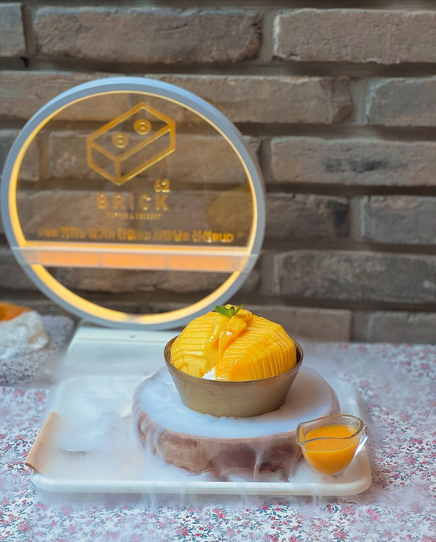 즌이🎀 | 대구카페투어 | 시소맘 | VIP•FAM👑 on Instagram: "#협찬 요즘 자주가는 빙수맛집 카페

드디어 빙수의 계절이 왔네요🍧
생과일 듬~~뿍 넣은 과일빙수가 있는
봉산동 #대구빙수맛집 카페 브릭62
요즘 자주 가고있는데 찐! 추천드려요👍🏻

요즘 트렌드인 서울 유명 호텔 빙수st
대구에서 예전부터 맛볼 수 있었던거 아세요?
이미 유명한 집이라 지인들도 다 알더라구요🤭

얼린과일X 생과일만을 사용해서
단맛 풍부하고 정~말 진~짜 맛있어요!!

저는 애플망고빙수, 생망고빙수 둘다먹어봤는데
생망고🥭 찐입니다.. 숟가락을 놓을수가 없어요

빙수 뿐 아니라 디저트류도 많은데
딸기산크로플🍓도 맛있게 즐기고 왔구요,
밀크티 커피도 먹어봤는데 넘 맛있었어요
사장님.. 맛없는거 뭔지 모르죠..? ㅋㅋ

안에 넓찍하니 테이블도 많고
분위기 아늑해서 편하게 즐기고 왔어요
2층은 통창뷰라 밝고 화사한 분위기👍🏻

지금 날씨에는 수박이 맛있을 철이라
수박빙수도 같이 드셔보시길 추천해요
1인 1빙 꼭 입니다 !!! 🍧🍉

🏷️ 브릭62
@brick_62

🏠 대구 중구 봉산문화길 62

⌚️ 매일 12:00 - 22:00

🅿️ 근처 공용주차장 이용
(주차비 비싸더라구요! 대중교통 추천)

.
.
.
#리뷰노트 #대구디저트맛집 #대구카페추천
#즌이의카페투어 #즌이의카페기록 #봉산동카페
#대구디저트카페 #대구카페투어 #대구동성로카페"