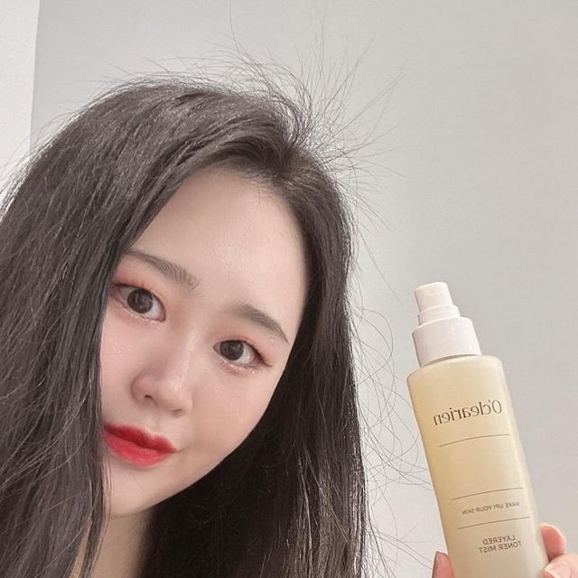 J̷u̷o̷k̷ on Instagram: "#광고

건조하고 칙칙한 피부에 
보습 광채 챙기기 ✨

수분충전의 첫단계 
🤍 레이어드 내추럴 토너 미스트 🤍

수분초추출물, 병풍추출물, 으름덩굴추출물 로 
피부진정 💦
선인장에서 찾은 자연성분인
트레할로오스 로 수분공급 🚿
아네노신 , 나이아신아마이드 성분으로 주름개선까지 !
자연유래 성분 함유 🌿

EWG그린등급 💚💚💚
자극없이 순한 오클리앙 

이런분들께 추천드려요 
•세안후 건조함을 느끼시는 분
•예민해진 피부에 진정이 필요하신 분
•푸석푸석한 피부결 개선을 원하시는 분
•어디에서나 간편하게 보습을 원하시는 분

자극없이 순한 자연유래 화장품 
속건조 채우기, 화장위에 사용해도 좋아요 🤍

🏷 공식계정
  @oclearien
🏷 공식사이트
  https://bit.ly/3Ymh8Vm

#오클리앙 #레이어드 토너 미스트
#스킨케어 #클린뷰티 #미스트추천 #토너미스트 #수분충전 #자연유래성분 #피부진정 #보습충전
#협찬 #제품제공 #제품협찬 #리뷰"