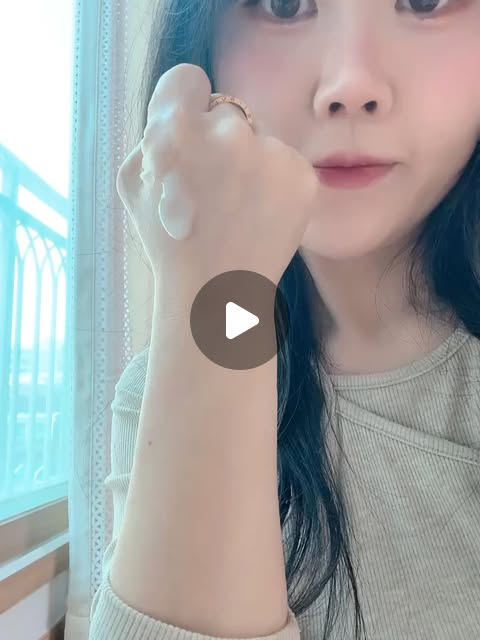 쩡이 on Instagram: "#협찬

요즘 피부가 건조해지면서 팔에 오돌토돌 올라오는 닭살피부 때문에 고민이었는데 #드농바디로션 써보게 되었어요 🤍

이 제품은 모공 각화증 완화 특허 성분이 들어 있어 닭살 피부에 특화된 바디로션이라고 해요. 
모공을 막고 있는 단단한 각질을 천연 BHA(바하) 성분으로 부드럽게 연화시켜 자극 없이 각질 케어를 도와준다고 해서 더 기대가 되었답니다.

발라보니 정말 흡수가 빠른 편이에요! 
바르자마자 끈적임 없이 싹 스며드는 느낌이라 샤워 후 바르고 바로 옷을 입어도 달라붙지 않아서 너무 편했어요. 
기능성 바디로션 특유의 끈적함이 없는 점이 개인적으로 가장 마음에 들었어요😊

또 피부 진정 성분과 미백 성분이 함께 들어 있어 이미 남아있는 모공각화증 흔적 케어에도 도움을 줄 수 있고, 무향료·무색소라 피부 자극 걱정 없이 사용할 수 있다는 점도 좋았어요. 
피부와 유사한 pH 5.5 밸런스로 유수분 케어까지 해주고 탄제린, 우슬 성분이 피부 장벽을 보호해 주어 바른 뒤 촉촉함이 오래 유지되는 느낌이었어요💕

✔ 개인적으로 마음에 들었던 점은
 •  끈적임 없는 빠른 흡수력
 •  닭살피부에 맞춘 각질 케어 성분
 •  무향료라 부담 없이 사용 가능!!

팔이나 허벅지에 오돌토돌한 모공각화증(닭살 피부) 때문에 고민하시는 분들, 끈적이는 바디로션이 싫어서 잘 안 바르게 되는 분들께 특히 추천하고 싶어요😍

제품에 대한 자신감으로 100% 환불 제도도 운영하고 있다고 하니 관심 있으신 분들은 한번 사용해보셔도 좋을 것 같아요 😊

#바디로션 #모공각화증 #닭살피부"