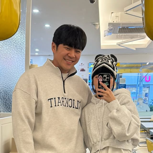 🕌 주주남매맘 헤디니 월드 🕌 on Instagram: "오빠랑 투샷 💛
찍으려고 하면 포샷이 되는 그런..
아빠랑 엄마 커플샷 좀 찍자 애들아 ㅋㅋㅋㅋㅋ
힘든것 보다 행복함이 더 큰.
너희 덕에 오늘도 배우는게 많은.
아빠 간만에 쉬니 아빠 사랑 잔뜩 받아!!!

허리부터 밑단까지 자연스럽게 떨어지는 입체적인 벌룬 핏의 데님 팬츠로 미니멀한 디자인과 내추럴한 벌룬핏 실루엣이 짱예뿜!
터치감이 부드럽고 견고한 내구성의 원단으로 편안한 착용감으로 캣워싱 작업으로 빈티지하고 트렌디한 컬러감의 워싱까지.. ☪️
YKK사의 고급 지퍼를 사용해 튼튼하고 부드러운 슬라이딩.
예쁘고 편하고 컬러감도 예쁘고 우리 부부 믿고 입쥬 🩷 

#협찬 #광고
#스탠다드에러 #STANDARDERROR #남여공용팬츠 #데님 #데님팬츠 #팬츠 #바지 #와이드바지 #워싱팬츠 #와이드팬츠 #데일리룩 #바지추천 #DenimPants #Denim #Pants #거울샷 #부부샷 #커플샷 #가족샷 #거울사진 #부부일상 #부부그램 #커플사진 #커플시밀러룩 #커플일상 #커플그램 #네가족 #가족일상"