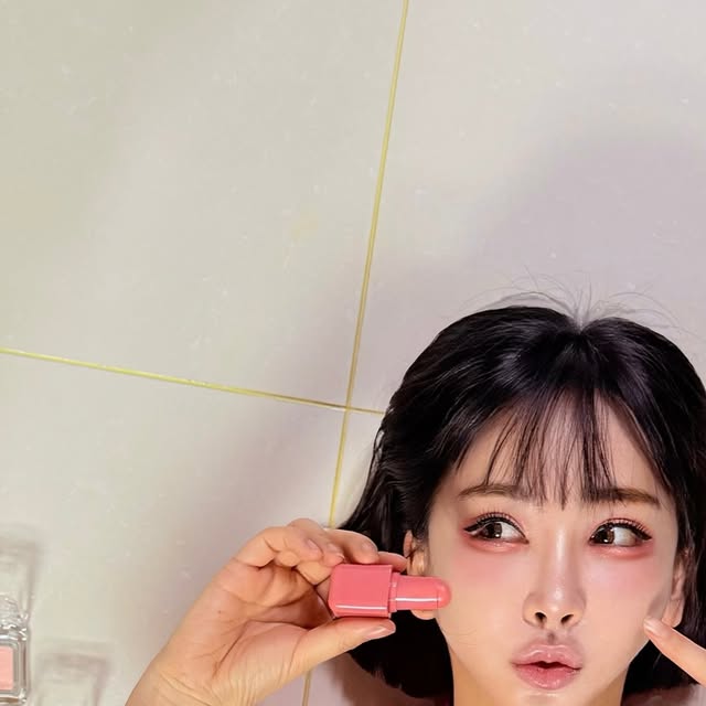 DJ Lime / 이다령 🇰🇷 on Instagram: "#광고

5/31-6/6 올리브영 세일기간이라 
투에이엔 제품 득템하고 왔어요 !
하이라이터부터 발색력 좋은 블러셔까지
가격 너무 착해서 올영세일기간에 얼른 겟하세요 !

#투에이엔#블루밍가든#올영추천#봄웜#봄웜라#듀얼치크#하이라이터#2aN#올영세일#올영필수템#올영추천템"