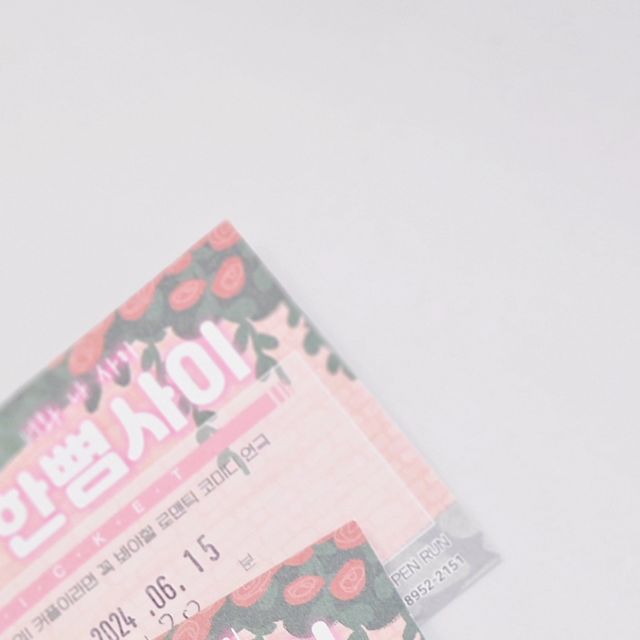 진정맘바케리니 | 키즈모델 • 육아 • 일상 • 아이와함께 on Instagram: "협찬
⠀
⠀
토요일에 엄마와
단 둘이 데이트약속을 잡고
3시까지 근무 후
서울로 출발 ͙ᐟ 

혜화 도착 후 저녁을 먹고
몸컨디션이 안 좋아서 약을 먹어서
보다가 자는 거 아냐?
하며 둘이서 걱정할 정도로
몸컨디션이 안 좋았어요🥲

❛혜화역연극 한뼘사이❜

8시30분 늦은 시간임에도
모든 좌석이 꽉 찼어요 ͙ᐟ

그리고 5인극임에도
멀티맨의 부단한 노력덕분에
연극 내내의 너무 웃기고 무대가 꽉꽉 찼어요.

오피스텔건물 3층에
불가 한뼘남짓한 거리에서 사는
4명의 남녀사이에 일어나는 이야기예요.

센스있는 배우들의 애드립이
안 흔한 소재임에도
웃음으로 잘 풀어낸 연극이예요.

8시 30분 시작
10시 30분 끝.
너무 늦어서 커튼콜 이후
배우들과의 포토타임은
같이 못해서 너무 아쉬웠지만

김포로 오는 내내 엄마랑
한뼘사이 얘기로 조잘조잘
거진 1시간 30분정도를
연극얘기 배우얘기로 심심하지않게
집에 돌아왔어요.⠀
⠀

혜화역으로 데이트하러 간다면
로맨스코미디연극이 보고싶다면

#혜화연극 #대학로연극추천 #연극추천 #대학로공연  #연극후기 #연극
⤵⤵⤵⤵⤵⤵

#한뼘사이"