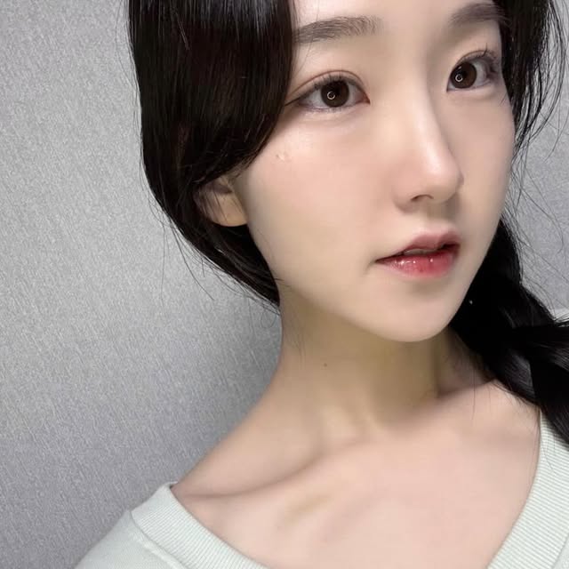 우정 on Instagram: "#투에이엔광고 @2an_official 2͏ªN͏ 봄과 어울리는 화사함으로 웜톤, 쿨톤 모든 퍼스널한테 어울리는 컬러들 가득 ..🌸 투에이엔이랑 함께 봄 준비해봐요 🤍 ️❤️ 베러미 아