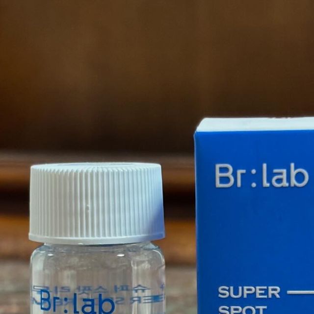 민주 on Instagram: "#협찬 [@brlab.official ] 슈퍼 스팟 리무버 프로 🫧

자극 받은 피부에 스팟 진정 집중 케어를 할 수 있는 아이템으로 
기존의 슈퍼 스팟 리무버보다 더욱 강력하게 리뉴얼 된 PRO 제품입니다 💫

✨사용방법 설명드릴게요 

🫧흔들지 않은 스팟 리무버에 면봉을 이용해 제품 바닥에 가 라앉아 있는 유효성분을 찍어 고민 부위에 톡톡 발라줍니다

🫧자기 전, 트러블 스팟에 발라준 후 아침 세안 시 함께 씻어 냅니다

✨여기서 꿀팁 !

🫧파우더 층과 에센스 층이 섞여있다면 사용 2~3시간 전 평평한 곳에 놓아둔 후 층이 분리될 때까지 기다린 후에 사용하면 됩니다

🫧자기 전에 사용하는걸 추천드려요 ᩚ 

🫧고민 부위에 사용할 경우 따끔거릴 수 있으나 이건 정상적인 현상이니 안심하시고 사용하시면 됩니다

우리 모두 슈퍼 스팟 리무버 프로로 간편하게 트러블 관리해요 💫

@brlab.official 

#협찬 #비아르랩 #brlab #슈퍼스팟리무버프로 #스팟케어 #트러블진정 #응급세럼 #트러블케어 #진정세럼 #트러블제품추천 #민감피부제품추천"