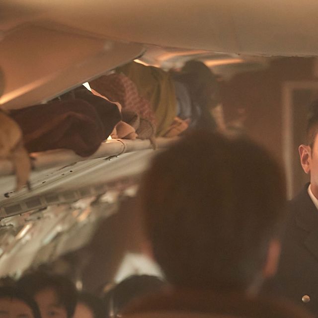 인플루언서 띠아모 on Instagram: "🎬 하이재킹 시사회 후기 🎬

와! 하이재킹 시사회 다녀왔는데 
정말 대박이었어요! 😱 

영화 내내 손에 땀을 쥐게 하는 
긴장감이 대단했는데 
배우들의 연기도 너무 훌륭했고
스토리 전개가 정말 몰입감 있었어요

특히 마지막 반전은 정말 예상치 못했네요! 😲

이 영화 놓치면 후회할 것 같아요
개봉하면 꼭 다시 보러 가야겠어요! 

여러분도 꼭 보세요! 🎥💥

#하이재킹 #6월21일극장대개봉 #하정우 #여진구 #성동일 #채수빈 #데이트 #시사회 #영화추천"