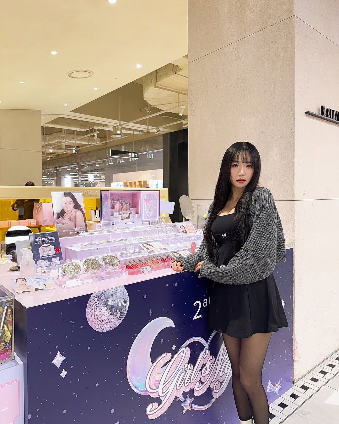 가은(가으닉) | #광고 12/5 ~ 12/12 진행하는 요즘 더현대에서 가장 핫한 팝업 투에이엔 💕 얼마전에 런칭한 걸스나잇 컬렉션 구경하자마자 바로 구매할뻔 😳 최대 40%까지 세일하는데 팝업 현장에서 제품 구매 시 담는 만큼 가져갈 수 있는 스쿱... | Instagram