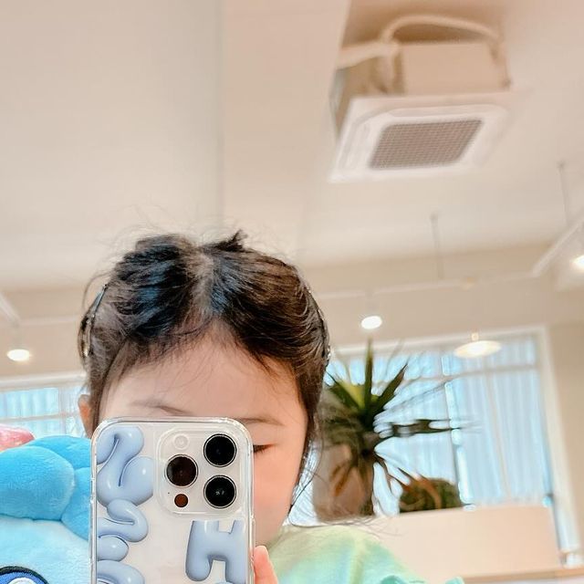 🌿옥긍정월드;D on Instagram: "#광고 

하늘하늘함이 예쁘고
패셔너블한 핸드폰케이스 ♡ 
#라이크메이크 🩵🩵🩵

처음 감동은 배송온거 보고 ♡ 
어찌나 꼼꼼하고 예쁘게 포장해서
보내셨는지 ~
뜯으면서도 설렘 🥹

실물보고 또 한번 감동 😏🫶🏻
화면과 다름 1도없이
정말 깔끔 예쁨 뿜뿜 🙂🙂🙂

우리 하늘이가 더 좋아하는 
HAPPlNESS 🩵🩵

#아이폰케이스#휴대폰케이스#likemake
#스마트폰케이스"