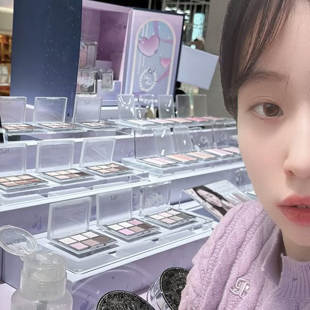 지성 on Instagram: "#광고#투에이엔

맨날 눈으로만 본 투에이엔 제품들을 
더현대 비클린 팝업으로 통해서 
테스트도 해보고 제품도 구매하고
이벤트도 참여해봤어요. 🥰

항상 살까말까 장바구니 넣다가 
뺐다 하다가 팝업 스토어 첫날 방문했어요.

실물 장난 아닌 투에이엔 걸스나잇 에디션 🌙🌟
오늘 바른 틴트는 2aN 듀 글로이 틴트 09 멜로즈 💄

첫날에 이벤트로 많은 인파가 몰렸는데도 
설명 잘 해주신 직원분들 최고 🙌

구매하지 않아도 ! 구매하면
구매한 만큼 더 주는 투에이엔 팝업

🎁 스토리 인증 룰렛 이벤트 (1인 1회)
본품으로 제공되는 투에이엔 센스
글로스부터 오션글로우 키트까지 ✨

🥄 팝업 현장에서 제품 구매시 담는 만큼 
가져갈 수 있는 스쿱 이벤트 (1인 1회)

12/5 (목) ~ 12/12 (목) 8일간 진행하는 
더현대 비클린 팝업 투에이엔 신상 걸스나잇 컬렉션 

12월 연말에는 핫플이던 더현대서울 더 핫해지죠?
최대 40%까지 할인하는 핫한 투에이엔 팝업

⭐️10만원 이상 구매자는 핫한 투에이엔
신상인 걸스나잇 컬렉션부터 오션글로우,
무드 체인저 ”시딩키트“ 선착순 증정 

위치 : 서울 영등포구 여의대로 108 더현대 서울
B2 스타벅스 리저브 옆 비클린 팝업 내

#2an #투에이엔팝업 #걸스나잇컬렉션 #듀얼치크
#베러미아이팔레트 #퓨어글래시하이라이터
#더현대 #더현대서울 #더현대팝업 #더현대비클린팝업
#비클린팝업#팝업추천 #팝업스토어 #연말데이트"