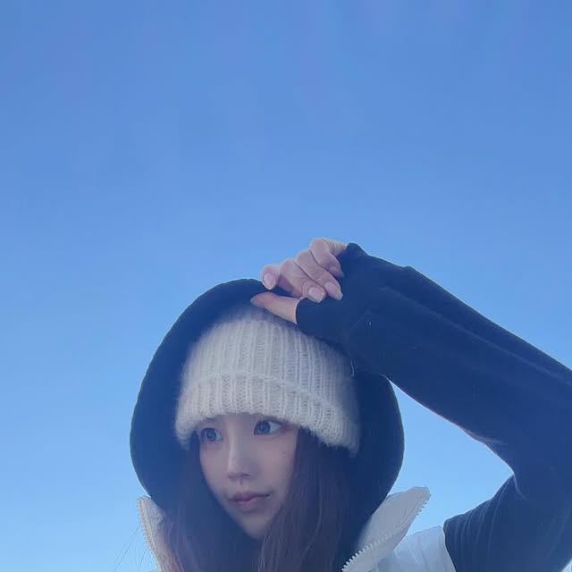 嬉 희야 on Instagram: "#광고 #ad @1rony9orno_official 🤍🎀

올 겨울 ❄️ 아이러니포르노 글로시 패딩조끼로 따뜻하게 시작-💕

#아이러니포르노화이트라인 #협찬 #데일리룩 #패딩추천  #Padding  #Paddingvest"