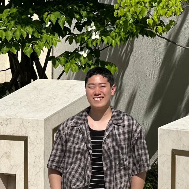 옷덕 오듀툼 on Instagram: "#광고 어디든 놀러가고 싶어지는 날씨 🌞
.
✅️ 탄탄한 핏감 & 빈티지한 워싱이 매력적인 버뮤다 팬츠는
@standarderror_official 
#스탠다드에러 #남자반바지 🖤💛
.
부드러운 터치감의 밀도높은 원단
6부 정도의 적당한 기장감에
빈티지한 컬러감을 워싱으로 포인트로
데일리 및 포인트 팬츠로 굿굿 👍👍 
.
✅️ 174 / 80 / L사이즈 착용
허리 사이즈는 딱 맞으면서
적당히 여유로운 실루엣으로 좋습니다 😁😁
.
.
.
#STANDARDERROR #데님 #데님팬츠 #남여공용팬츠 #팬츠 #바지 #와이드바지 #워싱팬츠 #버뮤다팬츠 #버뮤다 #반바지 #데일리룩 #바지추천 #DenimPants #Denim #Pants"