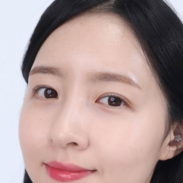 민꽁이 on Instagram: "#광고
탱글탱글하면서 캔디광 입술을 만들어주는
색조맛집 투에앤의 신상 립틴트를 소개할게요.

🩷투에이앤 글레이즈 바운싱 틴트

총 10가지 색상으로 웜톤, 쿨톤, 뉴트럴톤까지 피부톤에 맞는 색상을 선택할 수 있어요.

투명 코팅막이 입술을 감싸주어 보습과 광택감이 오래 유지되고, 마일드한 플럼핑 효과가 있어서
건조하고 주름 많은 입술도 탱글 촉촉하게 만들어 준답니다💕
그리고 착색이 없는 편이라 여러 번 쌓을수록 맑고 생기있는 컬러가 올라오더라고요🫶🏻

전 쿨톤에게 어울리는 06 베리 샤워와 09 캔디츄를 레이어링 해서 발색해 봤는데 어떤가요오??

조만간 10가지 컬러 전색상 발색도 가져와볼게요~~

#투에이엔#글레이즈바운싱틴트#캔디광#탱글광#마일드플럼핑#맑은틴트#올영추천#틴트추천#2aN"
