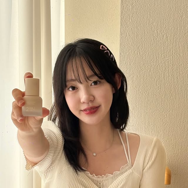 묘정🐰 on Instagram: "#광고 #투에이앤 @2an_official 

저는 여쿨인데 이번에 나온 미니 파운데이션이랑 블러셔까지 
다 구매 해봤어요!! ✨ 발색도 잘 나오고 케이스들도 
블링블링해서 너무 이쁘잖아🎀

요즘 메이크업 필수템 💕
올리브영에서 구매할 수 있으니까 다들 방문해보세요!!🫶🏻

#올영픽#올리브영추천템#올영필수템#러브버블컬렉션#롱웨어링파운데이션 #컬러플레이듀얼라이너 #여쿨템 #여쿨메이크업"