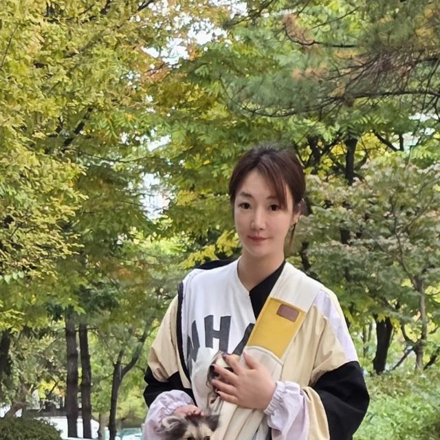 찰떡언니ꕤ리빙⟡뷰티⟡홈⟡hyejinLim on Instagram: "#광고 편안함 감성 모두 잡은 #꽁냥꽁냥제이 강아지 포대기 슬링백 제 집인냥 아주 편하게 있는 우리 깍지❤️ 초경량 소재라 맨 듯, 안 맨듯