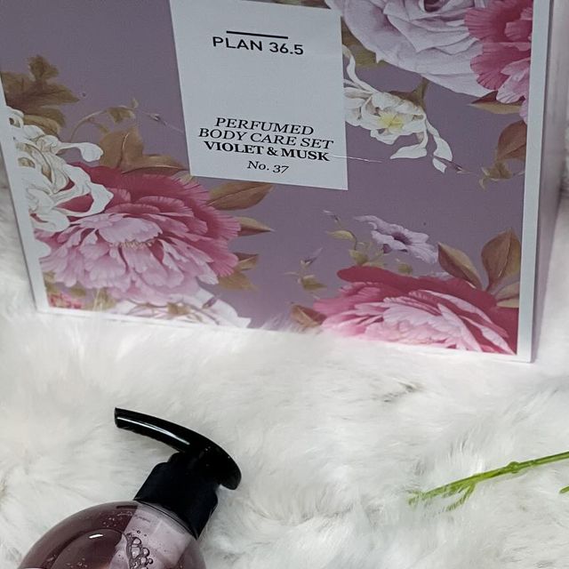 똘이 on Instagram: "#광고
향수를 뿌린 듯
향기가 은은하게 지속되는
퍼퓸드 바디케어 세트!

명품 L사 향수를 재현한 향이
건조함과 미세먼지로 지친 피부활력에
기분까지 좋아지게 하더라고요~

에코서트 인증성분으로
홈스파케어를 즐길 수 있고
부드럽고 풍성한 거품이 산뜻하게
피부 노폐물을 클렌징해줘서
샤워후에 보들보들한 느낌 너무 좋아요!

알란토인 성분과 식물성 줄기세포
에델바이스 캘러스 추출물이
민감한 피부를 진정해주며 보호해주고
바디로션의 식물성 오일 성분이
예민하고 건조한 피부에
수분과 영양을 동시에 공급해줘서
오랫동안 촉촉함이 유지되더라고요~

향기도 달콤한 체리향에
포근한 아이리스 꽃향기
그리고 달콤한 바닐라와 통카빈이 어우러져서
따뜻하고 신비로운 바이올렛머스크 향기라
한 번 사용하면 자꾸 사용하고싶다니까요!

#바디케어 #홈스파 #plan36.5 #바디워시 #주름개선 #바이올렛 #살냄새 #바스칸바이오제약"
