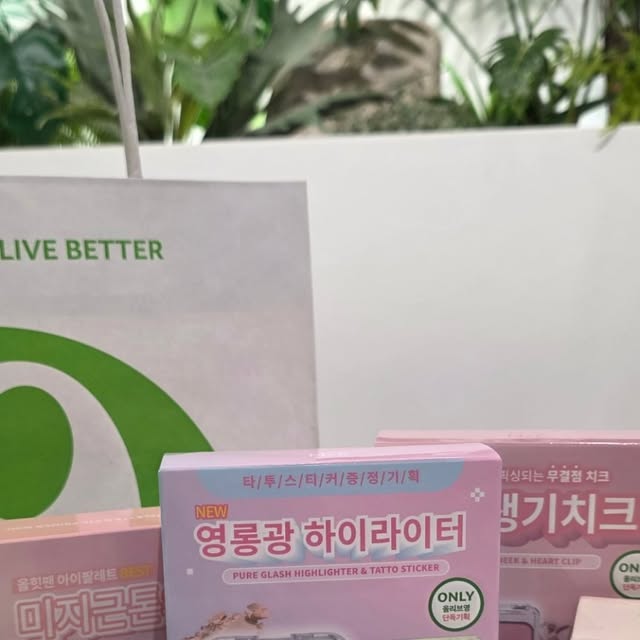 a_a1222 on Instagram: "#광고#올영픽#올리브영추천템#올영필수템#러브버블컬렉션#롱웨어링파운데이션미니#컬러플레이듀얼라이너

화알못 유목민 올리브영😎
8월 투에이엔 쿨톤 쇼핑템 공유☺️💕

1. 롱웨어링 파운데이션 미니💘
- (올영단독)20 복숭아 Pick❤️‍🔥
-19 페일 베이지 Pick❤️‍🔥
첫번째! 파우치 속 들고다니기 좋아서 수정 화장하기 좋고 19 페일 베이지를 바르고 그 위에 복숭아로 마무리해주면 데일레 메이크업으로 아주 자연스러운 톤업 메이크업이 완성되지롱☺️💕 혹시나 과즙미 터지는 뽀얀 톤업을 원한다면 단독으로 복숭아 파운데이션 미니만 단독으로 발라도 무방하니 걱정은 놉😉💕

2. 투에이엔 듀얼치크 💘
- 01 코튼바이올렛 Pick❤️‍🔥
- 06 핑크페탈Pick❤️‍🔥
두번째! 과즙미의 완성은 뭐다? 볼터치 아니겠습니꽈? 한개도 아니고 두개를 득템할 수 있는 기회😆
쿨톤하면 뭐다? 라벤다~~ 은은한 라벤다의 환상의 조합이 어우 청순하다 청순한 코튼바이올렛과
어머 얼굴에 뭐가 묻었네? 귀여움(?) 딸기우유의 달콤함 속 귀여운 감성을 얼굴에 그대로 담아낸~ 바르면 "어머 귀여워!" 스럽게 만드는 핑크페탈이 조합이란 크으💕 

3. 퓨어 글리 하이라이터💘
- IV01 슈가 베일 Pick❤️‍🔥
- ND02클리어Pick❤️‍🔥
- HW01프로스티Pick❤️‍🔥
세번째! 은은하게 얼굴 곳곳의 광을 선사해주는 뉴튜럴 느낌의 아이보리광으로 웜톤이나 쿨톤 모두 잘 어울리는 달콤한 아이보리빛의 슈가 베일과 누구봐도 쿨톤이다! 싶은 핑크한 느낌의 클리어 그리고 고급스러운 실버광! 화사한 느낌의 프로스티  글리하이라이터와 함께라면 오늘밤 혹은 매일밤 혹은 불금 나는야 365일 주인공 싸압 가능😎💕

4. 베러미 아이팔레트💘
- 02 페어리 Pick❤️‍🔥
- [05 디어미 Pick❤️‍🔥
네번째! 모든 메이크업의 완성은 뭐다? 아이메이크업 아니겠습니꽈??😆
은은하게 느껴지는 상큼한 복숭아 느낌의 핑크함 쿨톤에게 찰떡인 페어리 아이팔레트와 쿨톤이지만 그동안 베이지가 맞지 않았다? 하지만 투에이엔 디어미라면 다르지!! 진정한 쿨톤의 색감을 느끼게 해줄게!😎 디어미 아이팔레트가 만났다? 오늘부터 나는야 아이메이크업의 달인 등극 탕탕🫡❤️‍🔥"