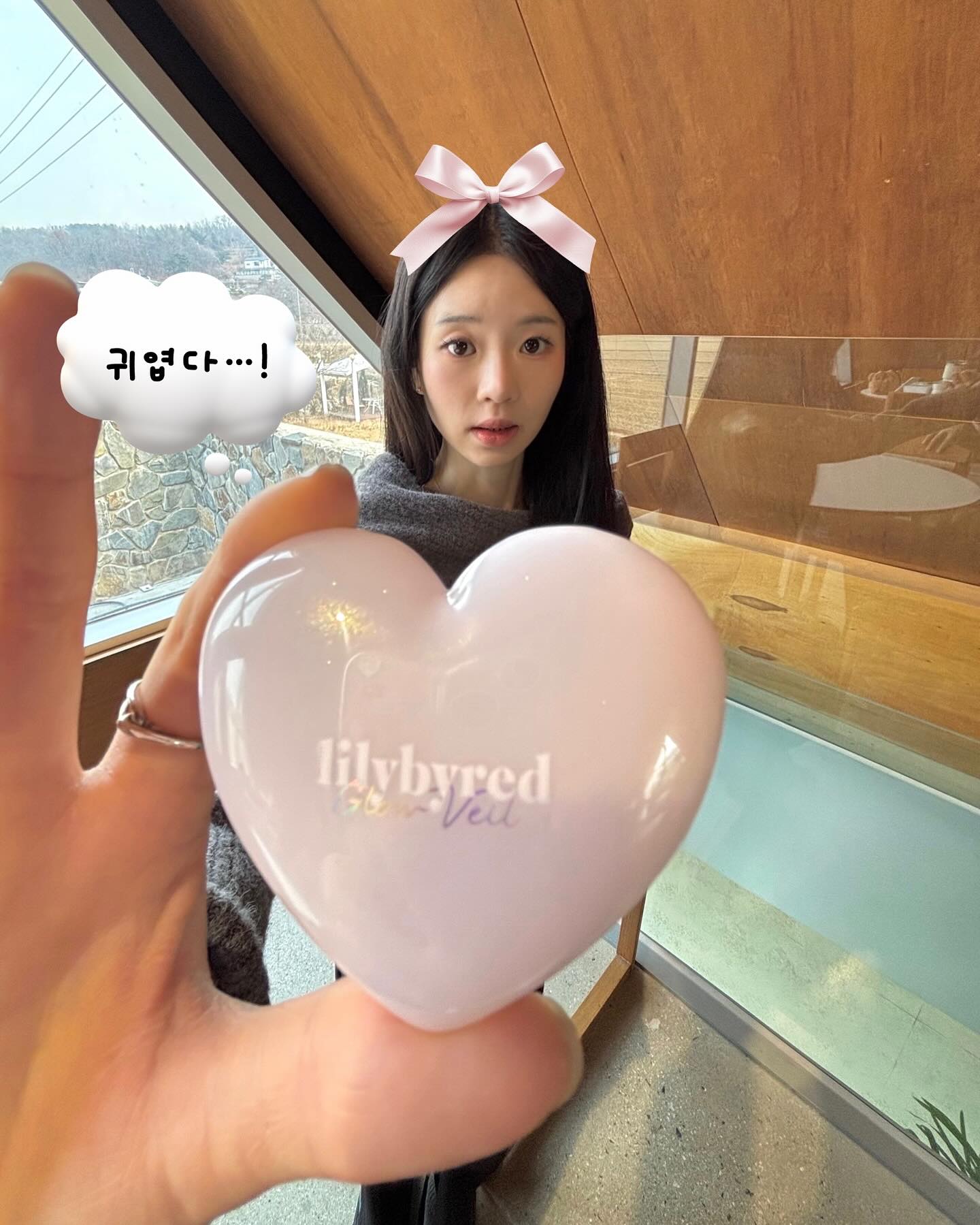 받아랏 ⋆ ⋆ 나의 러브빔 ♡゛

여쿨라인 제가 자주 사용하는 하이라이터인 ˜ 릴리바이레드 러브빔 글로우 베일 01. 오묘빔 ˜ 

촉촉하고 쫀쫀한 느낌의 제형에 핑크와 화이트 펄이 섞인 오묘하고 예쁜 색감이라 진주알 그자체 아니냠서 ₍ˊॢo̶̶̷̤ .̫ o̴̶̷̤ˋॢ₎♡

가성비도 착하고 발색력도 대박이라 완소템으로 등극 ᴉ 릴리바이레드는 신이에요 ᕷ₊·

#셔터브리티 #셔터브리티4기 #올리브영셔터브리티 #올영셔터브리티 #셔터 #릴리바이레드