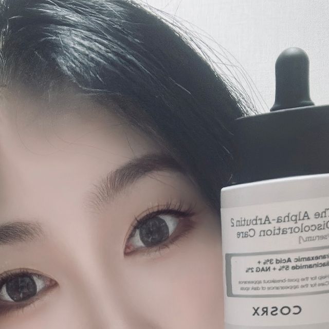 경아 [𝓐𝔂𝓪]💜 on Instagram: "#협찬 코스알엑스 더 알파-알부틴 2 디스컬러레이션 케어 세럼 🤍 색소 침착에 효과 좋은 6가지 성분과 진정 성분의 배합으로 트러블로 고민인 분들이 트러블