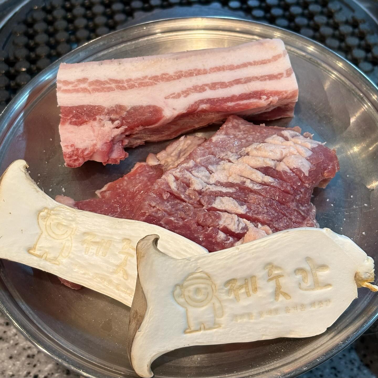 🏠[제줏간 평택소사점] 🥩

제주도 느낌의 평택 소사벌 고기집 “제줏간”

매장 입구부터 제주도온 느낌 가득

고기는 상위 1등급 이상의 돼지를 사용하고

숙성방식은 웻 에이징과 드라이 에이징을 적용

고기 종류가 많아 다양해서 먹을 수 있고

소스듬뿍비빔국수는 고기랑 찰떡궁합

파송송계란찜은 퐁실퐁실하고 양이 많아 만족

그리고 무엇보다 고기를 적절히 구워주셔 편하게 식사 가능

평택 소사벌 고기집 찾으시면 제줏간 추천드립니다✨

👣월,화,수,목,금 16:00~23:00
👣토,일 12:00~23:00
👣Last Order 22:00

🍽️ 제줏간 흑돼지 오겹살 (150g) 17.9
🍽️ 제줏간 흑돼지 쫄깃살 (150g) 13.9
🍽️ 제줏간 쫀득살 (150g) 14.9
🍽️ 파송송 계란찜 2.9
🍽️ 소스듬뿍비빔국수 4.9

주소 : 경기 평택시 소사5길 24
.
.
.
.
#소사벌맛집 #고기맛집 #평택맛집 #음식스타그램 #맛스타맞팔 #맞팔환영 #먹스타그램🍴 #먹팔환영 #먹린이 #좋아요 #좋아요반사 #팔로우반사 #맞팔해요 #평택소사벌맛집 #소사벌맛집 #평택소사벌고기집 #평택고기집