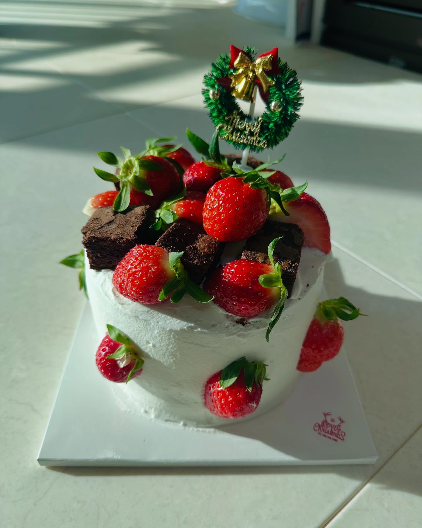 요번 크리스마스 케이크는 직접 🍰
어깨넘어 훔쳐본 아이싱 + 유튜브 실력 
한참 미흡하지만 무스띠없어도 만들엇다 !
단마다 딸기 왕창 넣고 애들 좋아하는 브라우니도 위에 쏙쏙
스티커 붙이고 픽까지 꼽으니 더 이쁜듯 🫶🏻
#딸기케이크  #브라우니딸기케이크 #딸기브라우니케이크