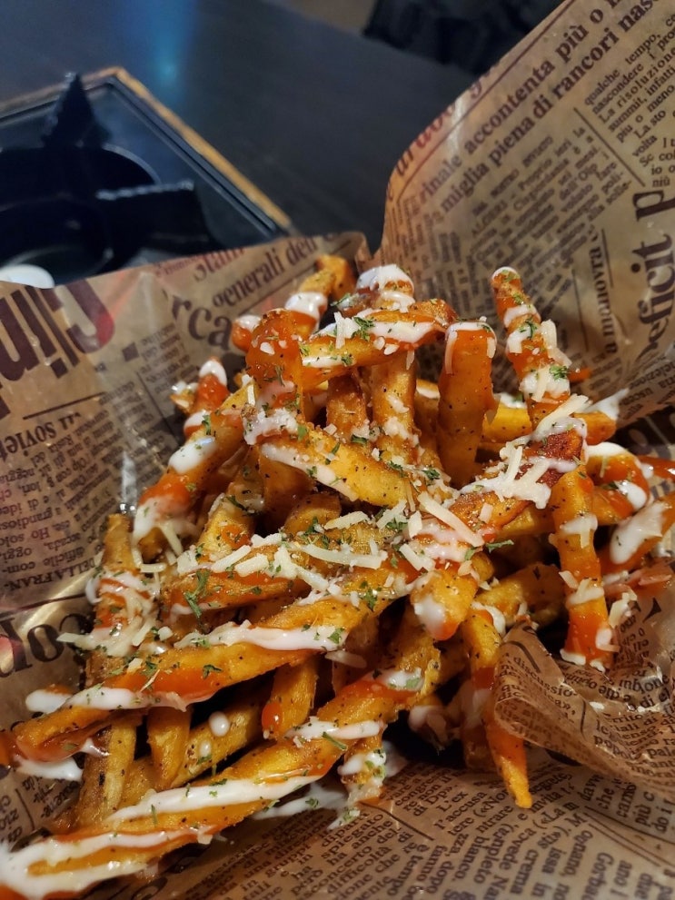 피자를 메인으로 한 다양한 안주와 술을 파는 곳, 소스를 직접 만드는 곳, 교대역 맛집으로 유명한 피자에 미치다