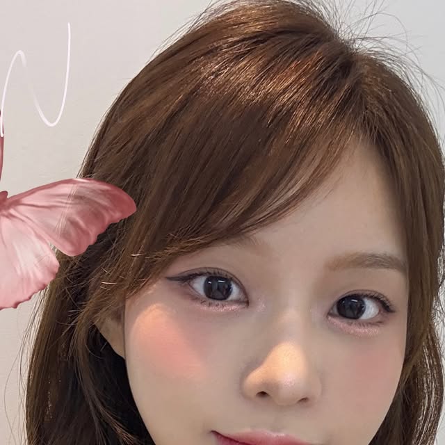 의리 | 여행 • 숙소 on Instagram: "#광고 정원의 흩날리는 꽃잎의 화사한 감성을담은 투에이엔 Blooming Garden 컬렉션 지금 바로 올리브영에서 만나요 💗 ˖࣪｡･:*:･ﾟ★,｡･:*:･ﾟ☆ #투에이