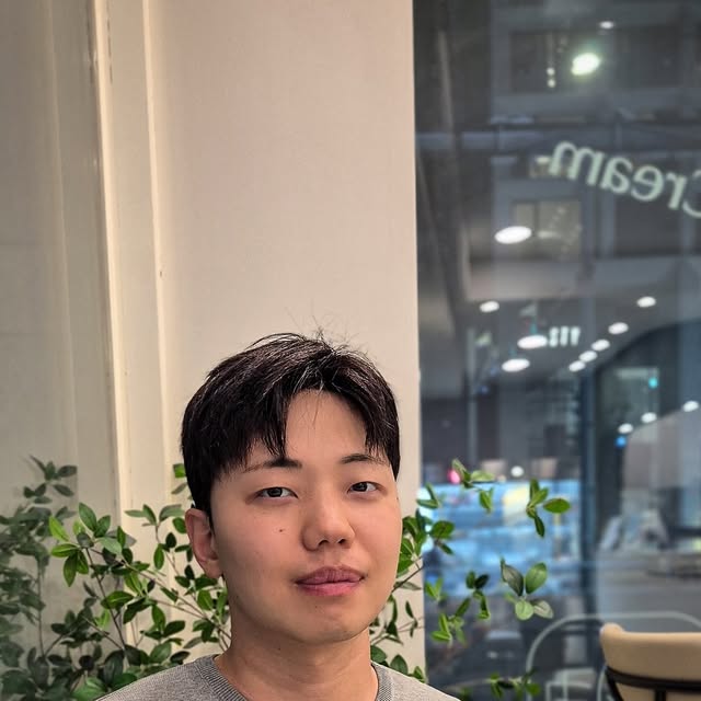 조성진 on Instagram: "#광고 부드러운 착용감과 시원한 터치감이 매력적인 여름 니트에요 🌿

아이러니포르노 화이트라인(@1rony9orno_official) / 라운드 슬릿 니트 반팔

▪️ 레이온 90%, 나일론 10% 혼방으로 제작돼 가볍고 통기성이 좋아 한여름에도 시원하게 입을 수 있을 것 같아요 ✨

▪️ 소프트한 핏감이 자연스럽게 떨어져 편안하면서도 깔끔한 실루엣을 만들어 주는 느낌이에요 ☁️

▪️ 독특한 헤라시 공정 봉제로 유니크한 무드를 주고, 탄탄한 짜임 덕분에 형태가 오래 유지될 것 같아요 😎

오늘은 그레이 톤 팬츠와 매치해 심플하면서도 세련된 데일리 룩으로 연출해봤어요 🌊

#아이러니포르노 #아이러니포르노화이트라인 #니트 #KNIT #쿨니트 #여름니트 #반팔니트"